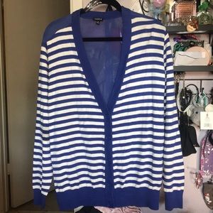 Adorable Torrid V-Neck 5 button cardigan